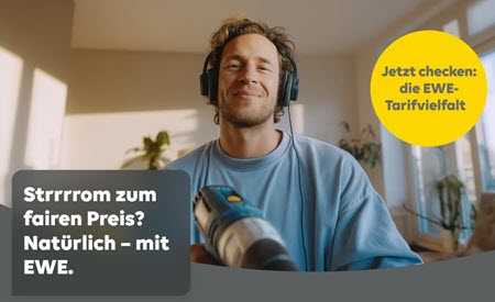 Dekoratives Bild. Ein lächelnder Mann mit Kopfhörern auf und einem Akkuschrauber in der Hand. Im Hintergrund grüne Zimmerpflanzen. 