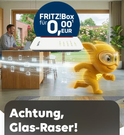 Modern eingerichtete Küche. Im Hintergrund ein Mann sitzend am Küchentisch, vor ihm ein Laptop. Am fenster gießt eine Frau lächelnd die Zimmerpflanzen. Durch den Raum rennt ein gelber Raser durch den Raum. Im Vordergrund eine Fritzbox mit der Aufschrift F